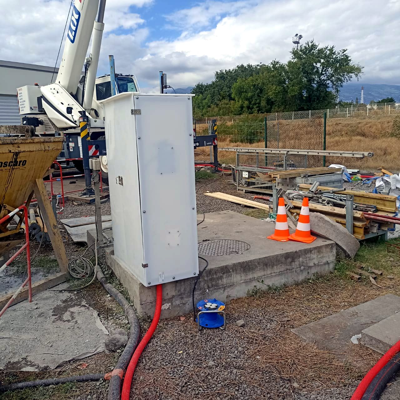 Cabine de contrôle anti-pollution des eaux usées installée sur chantier à La Réunion