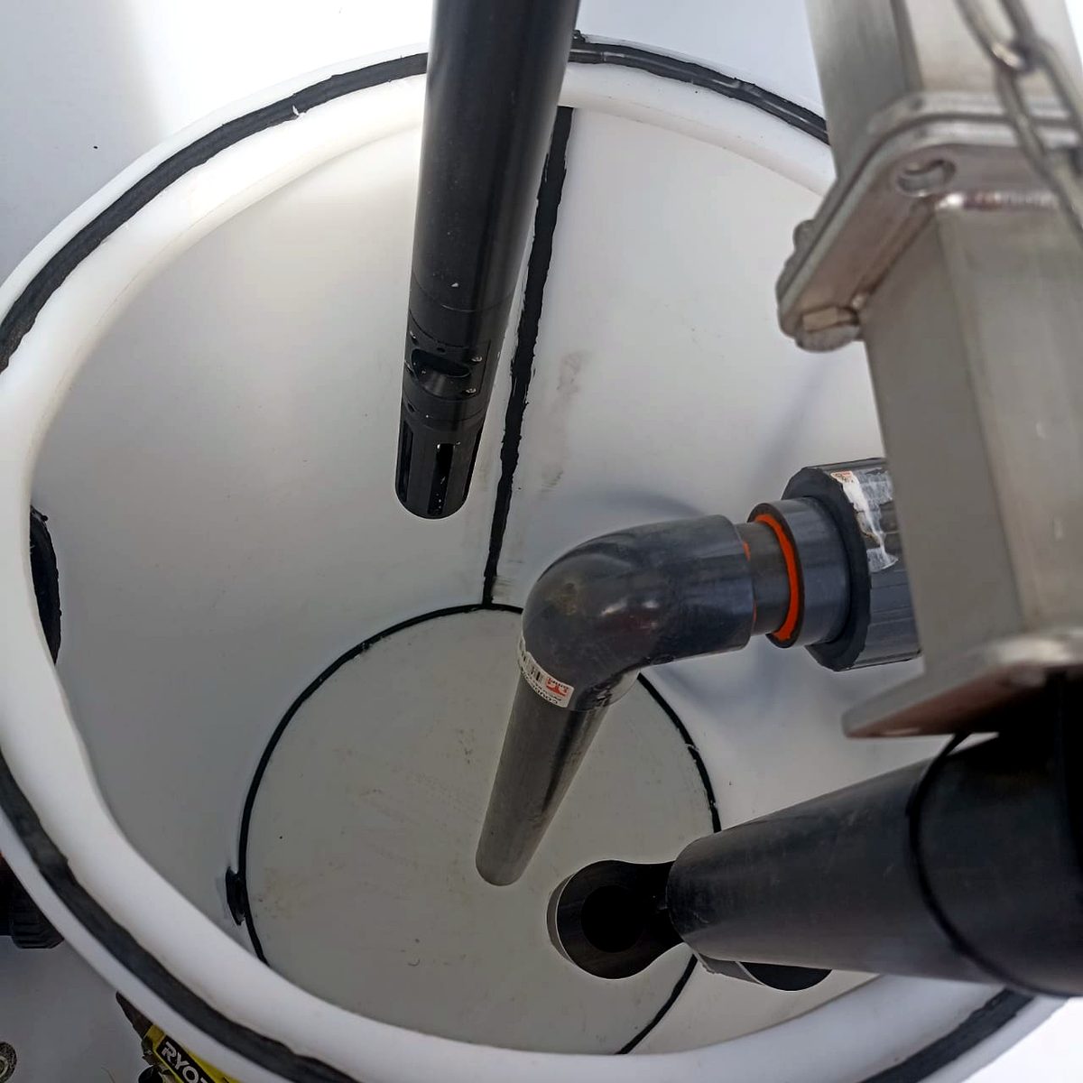 Cuve de prélèvement sur mesure en chaudronnerie plastique avec sonde de mesure intégrée