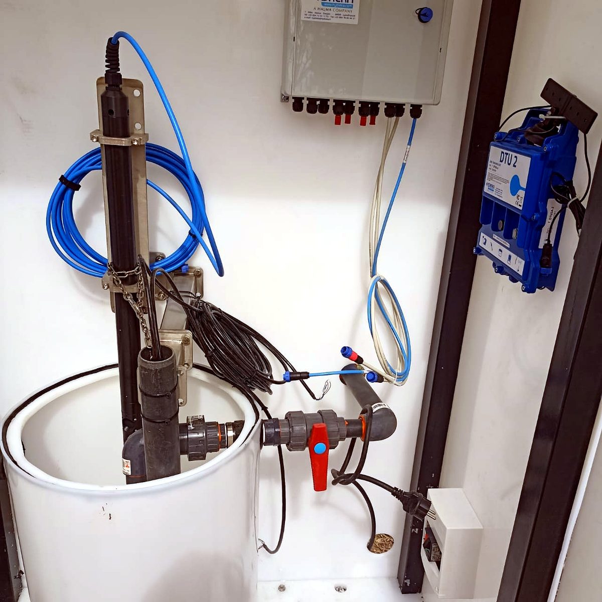 Intérieur de la cabine : sondes de mesure, transmetteur et alarme GSM de la station de contrôle des eaux usées