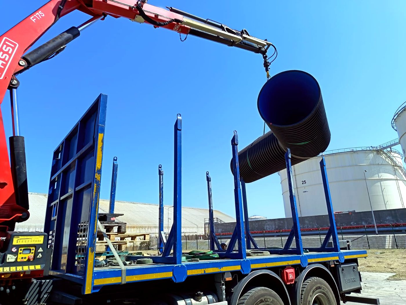 Camion-grue JP Technic levant une conduite sur un chantier réunionnais