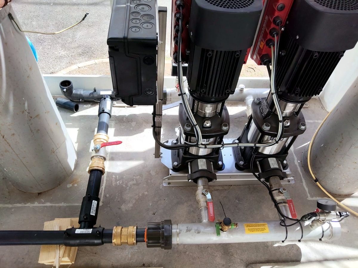 Surpresseur installé — pompes verticales et collecteurs