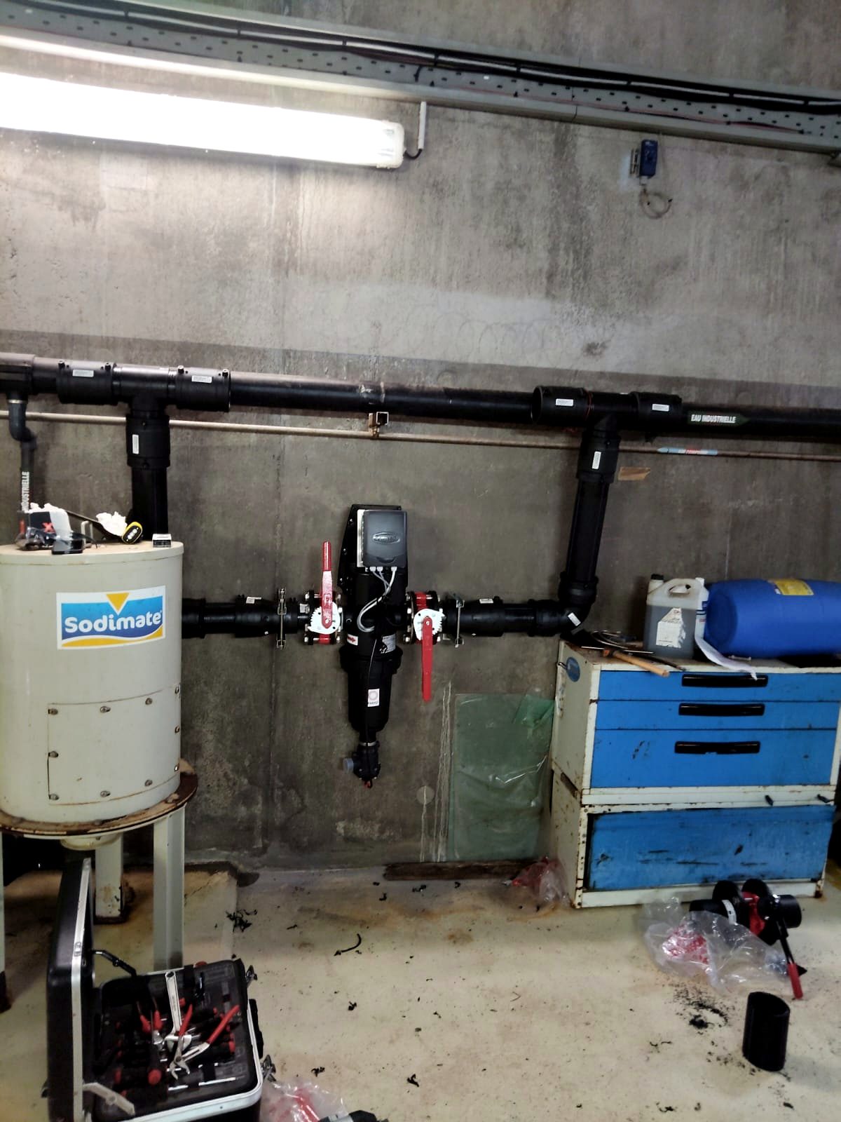 Installation hydraulique en salle technique — vannes et adoucisseur