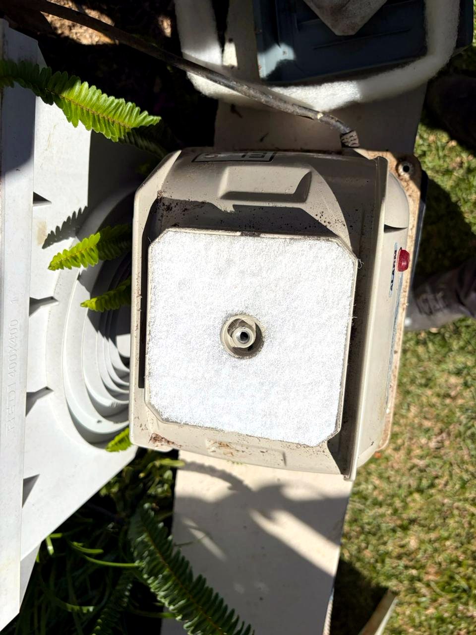 Filtre de microstation d'épuration en maintenance à La Réunion